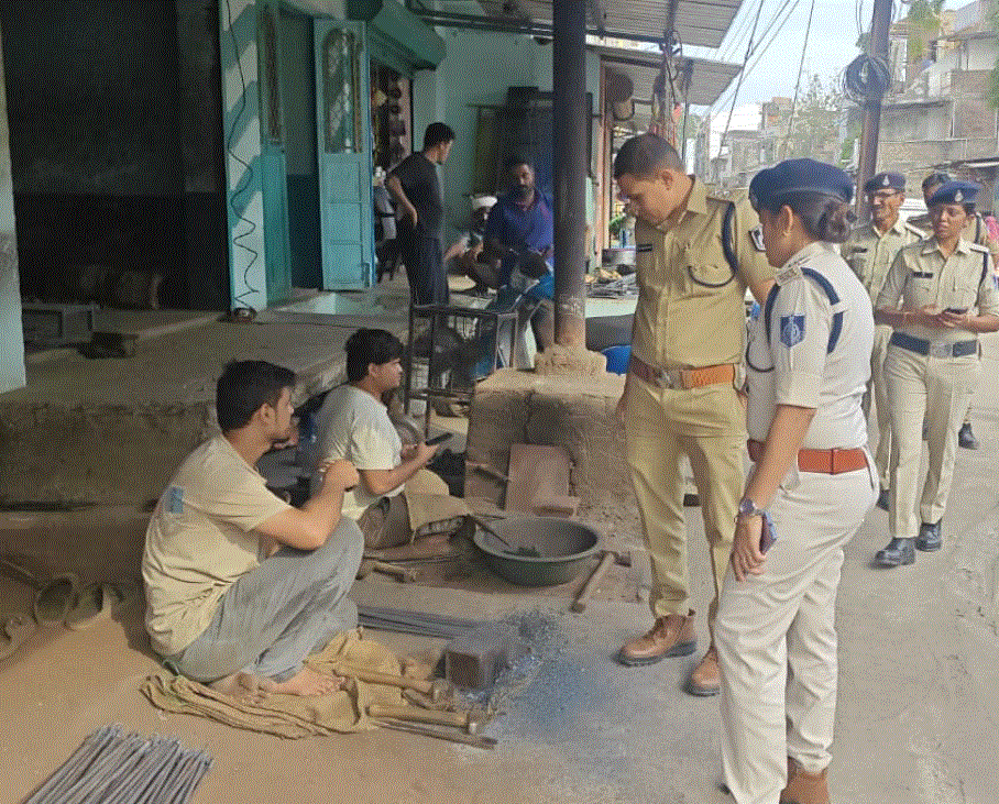 आलीराजपुर में अवैध पटाखों और कार्बाइड गन पर पुलिस की कार्रवाई, 1.22 लाख के पटाखे जब्त